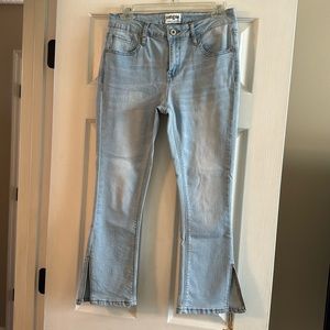 Umgee cropped light wash jeans. Size 27. Boutique bought. New without tags.
